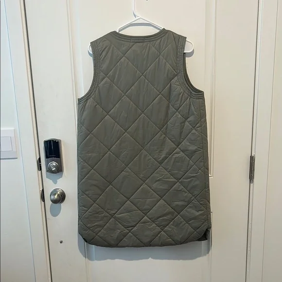 Aritzia Green Quilted Vest with Stand-Up Collar - Picture 3 of 3